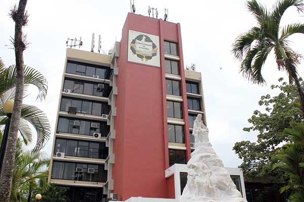 Universidad de Panamá impulsa medidas para cumplir con acuerdos laborales al personal administrativo