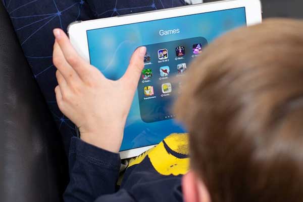 Uso excesivo de dispositivos digitales, factor clave en el aumento de obesidad infantil, advierten especialistas