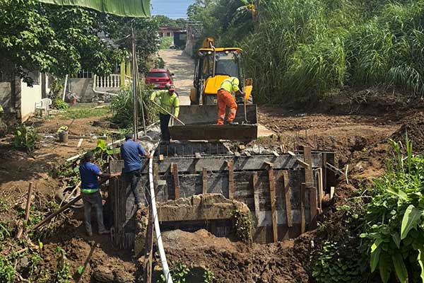 Alcalde Mizrachi avanza con rehabilitación y embellecimiento de puente en Chilibre San Vicente