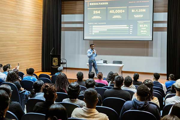 Alcaldía de Panamá impulsa formación tecnológica gratuita para jóvenes con nuevas becas Platzi