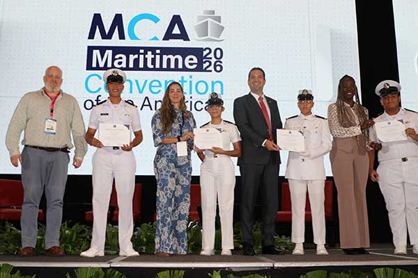 Cadetes de UMIP son beneficiados con becas de la Cámara Marítima de Panamá