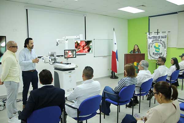 “Chicho” Fábrega da salto tecnológico con exoscopio quirúrgico robótico, único en provincias centrales