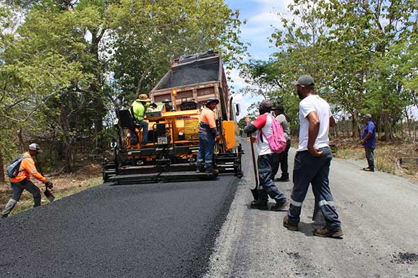 MOP inspecciona 75 % de avance de la carretera La Villa–Macaracas, impulsando el desarrollo en Los Santos