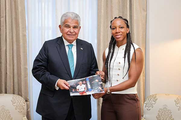 Mandatario Mulino y ministro Orillac reciben a ‘La Pantera’ panameña de la UFC