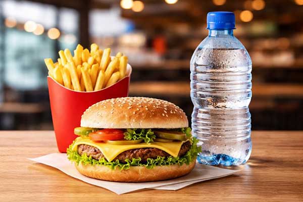 Minsa respalda nueva legislación nutricional, pero advierte que el agua en los "combos" no los hace saludables