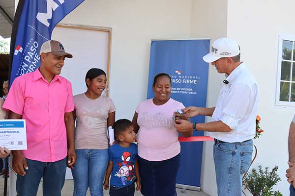 Miviot cumple con entrega de mejoras y viviendas nuevas a familias de escasos recursos en Coclé