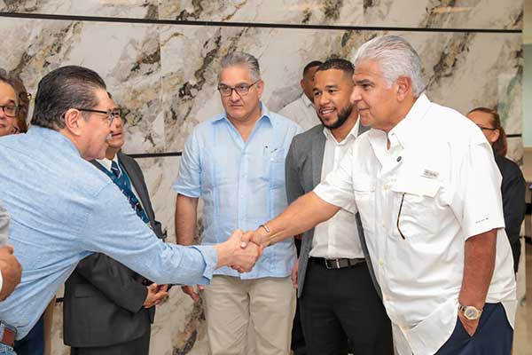 Mulino felicita a médicos por primera craneotomía por tumor cerebral en el Hospital Manuel Amador Guerrero