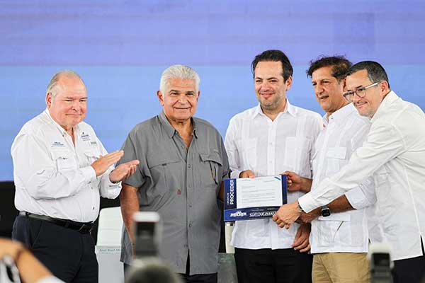 Presidente Mulino entrega orden de proceder para rehabilitación de la vía Panamericana Oeste desde Loma Campana hasta Santiago