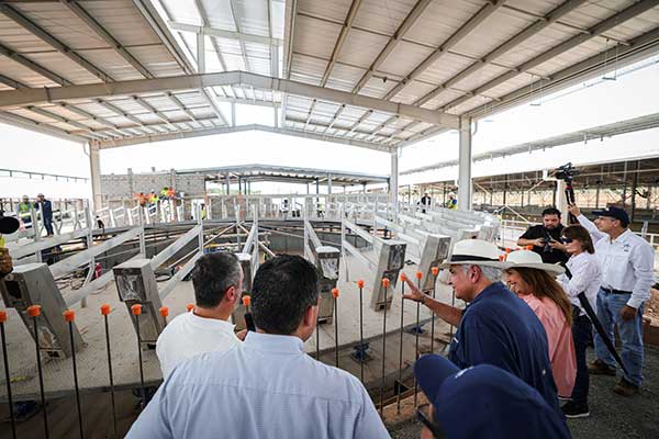 Presidente Mulino recorre instalaciones en Coclé que revolucionarán el agro y ganadería en el país