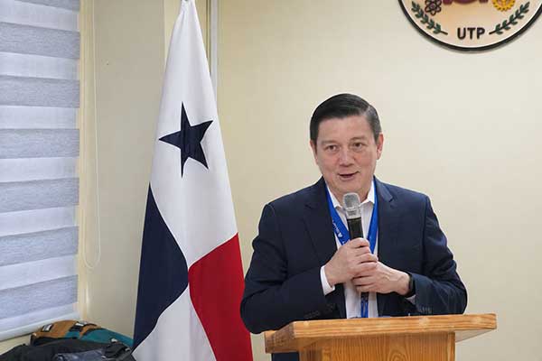 UTP celebra su primer Café Empresarial con participación de la Senacyt y líderes de la industria