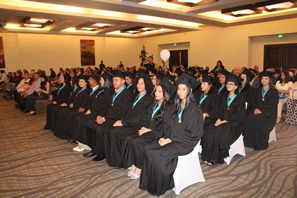 Universidad de Panamá gradúa nueva promoción de profesionales de la medicina veterinaria