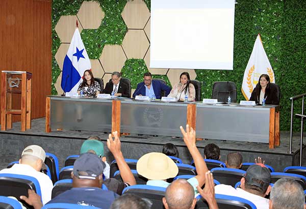 Viceministro Zambrano escucha inquietudes de concejales en reunión mensual del Consejo Provincial de Panamá