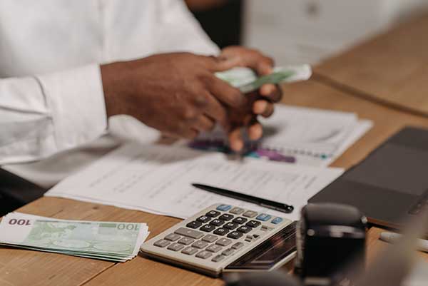 Aspiración salarial promedio disminuye: Panamá presenta una caída de 3.33%