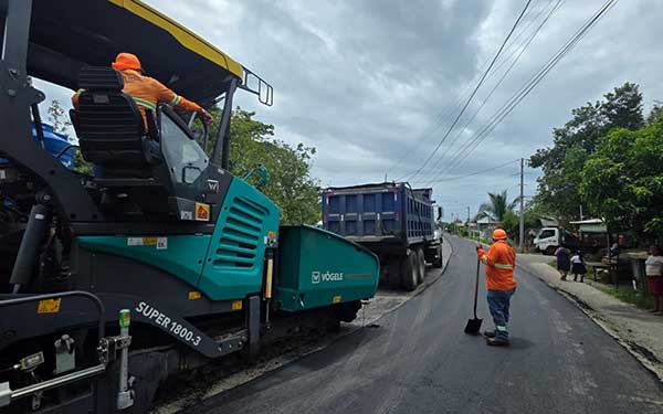 Avanza colocación de 3 kilómetros de carpeta asfáltica en Villa Verde para fortalecer la red vial de Changuinola