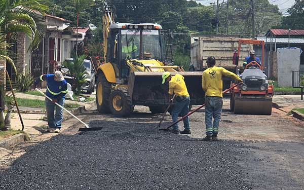 Calle 4.ª de El Tecal recibe mejoras viales del MOP con 55 toneladas de asfalto