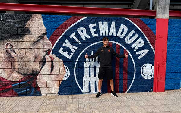 Futbolista panameño Juan Moltó inicia pretemporada con el histórico CD Extremadura de España