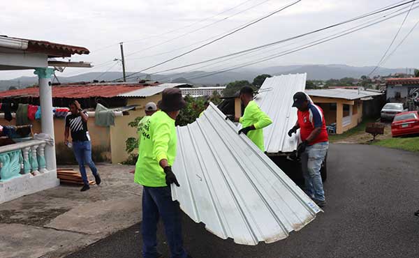 Miviot atiende de manera inmediata a familias afectadas por voladuras de techo en San Miguelito
