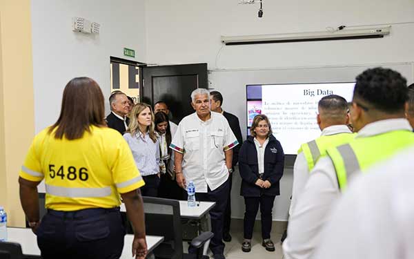 Mulino destaca formación técnica como puente hacia el empleo, durante visita al Puerto Cristóbal