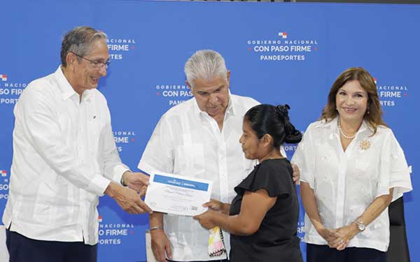 Mulino entrega 80 viviendas para familias de escasos recursos en Changuinola