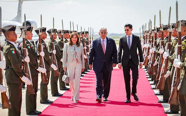 Presidente Mulino es recibido con honores en México