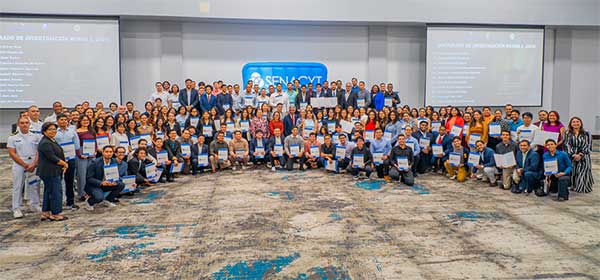 Senacyt entrega becas a 167 estudiantes panameños para fortalecer las capacidades científicas del país