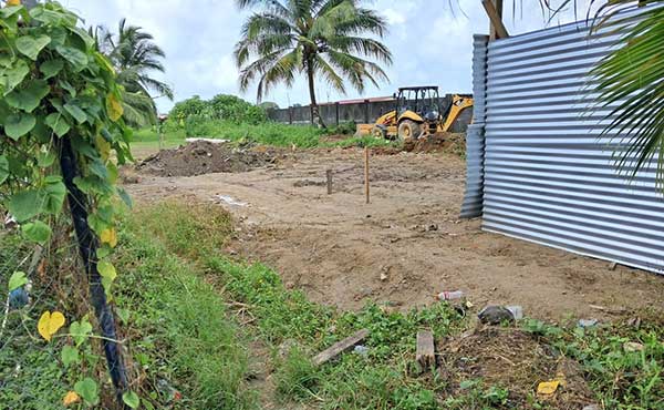 Sistema de alcantarillado sanitario de Isla Colón sufre afectación por trabajos de equipo pesado