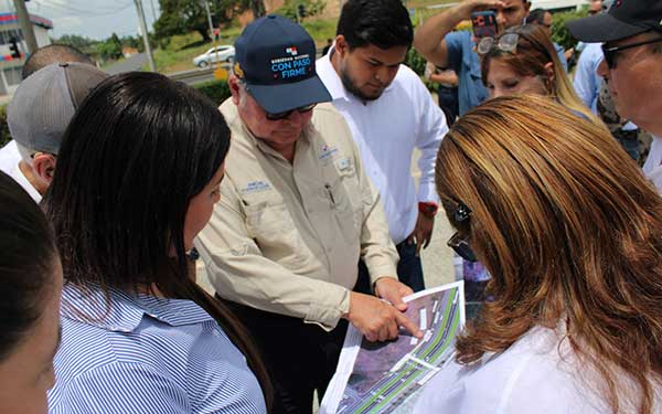 Homologación del puente peatonal Santiago Mall reúne a tres empresas