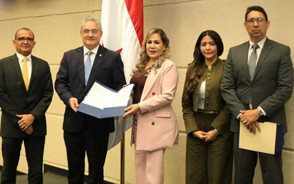 Ministro Orillac lleva a la Asamblea proyecto en favor de los usuarios de electricidad