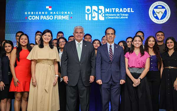 Mulino pone en marcha nueva Ley de Pasantías, que abre oportunidades de empleo para jóvenes panameños