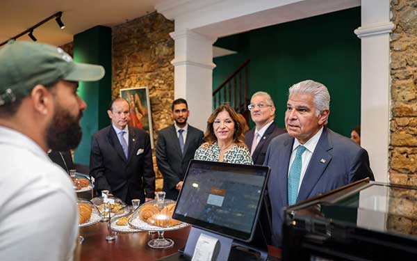 Pareja presidencial inaugura Café Presidente El Monasterio, una nueva sucursal de oportunidades