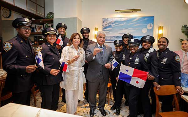 Presidente Mulino y la primera dama saludan a un grupo de oficiales panameños de la Policía de Nueva York