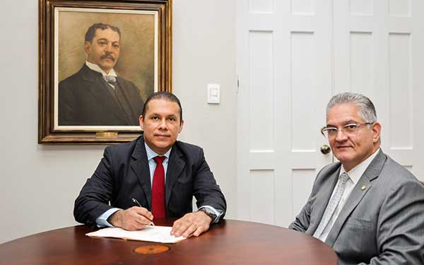 William González toma posesión como nuevo viceministro administrativo del Meduca