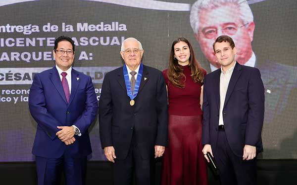 APEDE entrega Medalla Vicente Pascual Barquero a César Tribaldos por su liderazgo ético y compromiso con Panamá