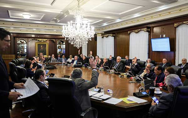 Aprueba ratificación de tres Convenios de La Haya en materia extrajudicial, de niñez y obtención de pruebas en el extranjero