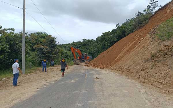 Atienden derrumbe en Loma Mata Palo, Calobre
