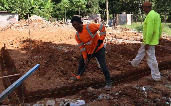 Avanza excavación para fundación de nueva vivienda para adulta con discapacidad visual en Pesé