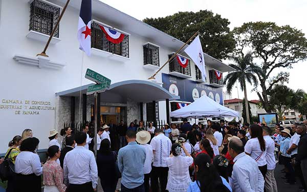 CCIAP se viste de patria: con la izada de la bandera y exalta el talento estudiantil con el concurso "Patria Mía"