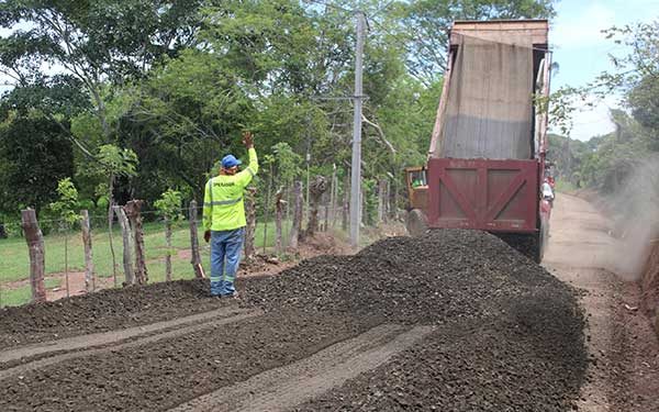 Carretera de La Chilonga en Herrera alcanza un 40 % de avance con colocación de capa base