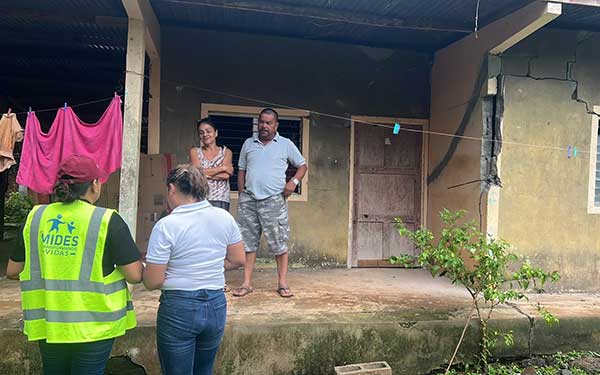 Casa por casa y contra reloj, trabajadoras sociales del MIDES que trabajan a toda marcha para identificar necesidades más urgentes de familias damnificadas