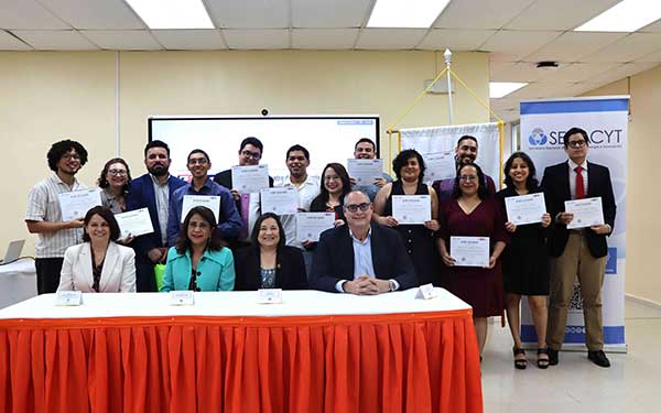 Celebran primera graduación del curso de diseño de circuitos integrados analógicos y de señal mixta