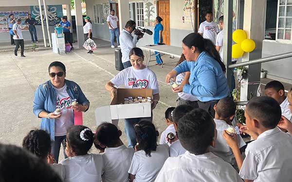 Empresa hotelera apoya a estudiantes de la escuela C.E.B.G. Farallón con donación de útiles escolares