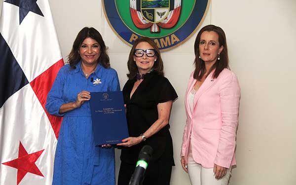 Entregan a la Primera Dama el informe del Proyecto de Ley de Adopciones