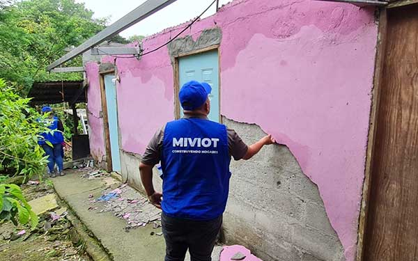 Evalúan daños por sismo en vivienda de adultos mayores cerca de La India Dormida