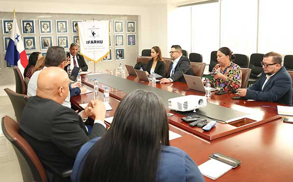 IFARHU y Caja de Ahorros coordinan acciones para completar la entrega de tarjetas PUNCH