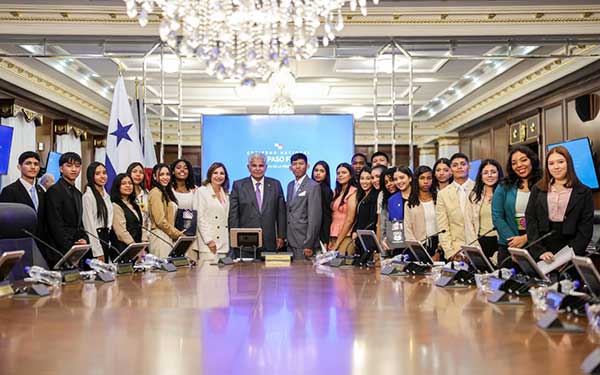 Jóvenes destacados del país son distinguidos por el presidente Mulino y realizan Consejo de Gabinete Estudiantil