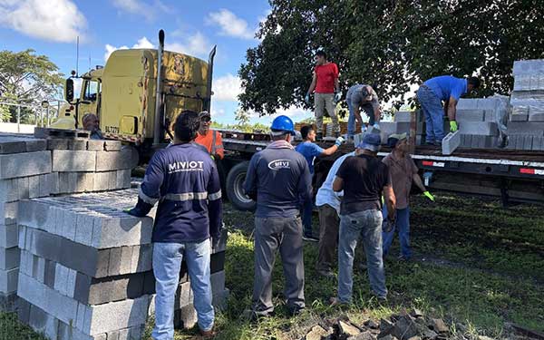 Llegan materiales de construcción a provincias afectadas