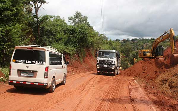 MOP libera vía Las Tablas-Tonosí a la altura de El Espavé mientras avanza recuperación de red vial en la provincia