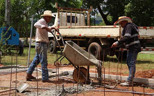 Miviot avanza con vaciado de concreto en reconstrucción de casa afectada por sismo en El Banco de Pesé