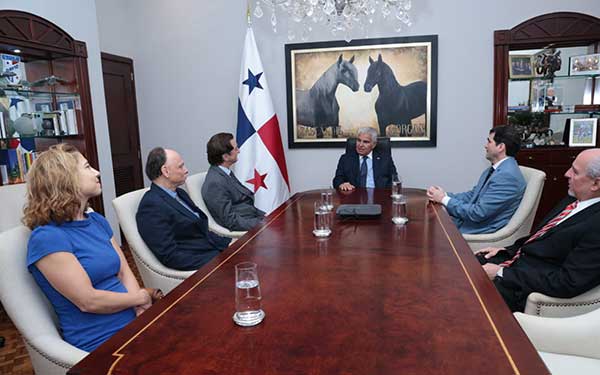 Mulino recibe a representantes de la Universidad de Tulane y propone instalar un centro de estudios marítimos y logísticos en Panamá