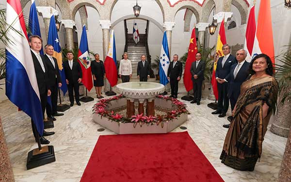 Presidente Mulino recibe cartas credenciales de diez embajadores